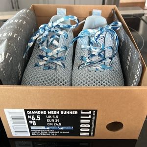 like new No Bull womens mesh runner shoes sz 8